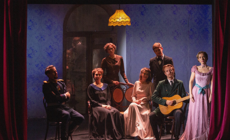 Сцена из спектакля "Розовое платье". Фото с официального сайта Нового театра.