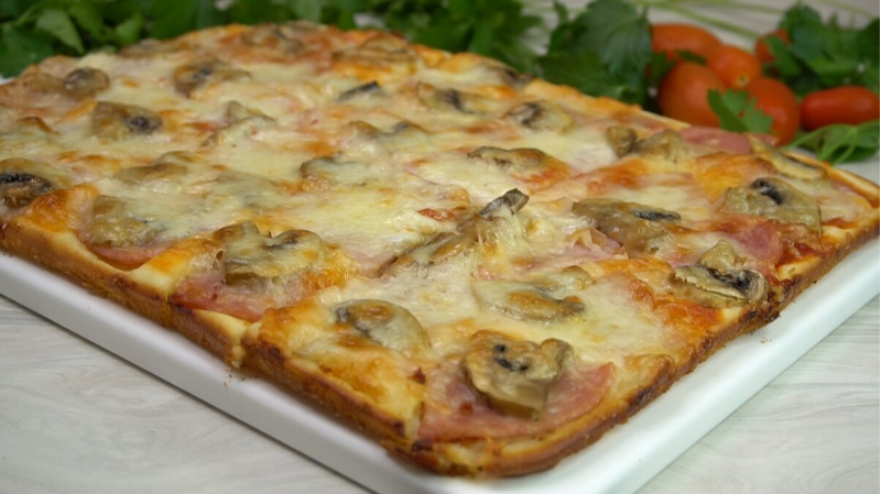 Пицца на жидком тесте: специально для неё держу кефир в холодильнике