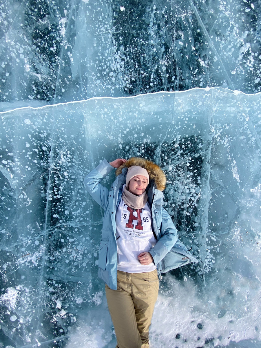 Поскольку я три года возила туристов в авторский тур на Байкал, провожая там зиму и встречая весну, в этой статье я расскажу все всю правду о плюсах и минусах каждого варианта, чтобы за свои деньги вы получили максимум впечатлений. А дочитав до конца, вы узнаете, в какой месяц можно увидеть тот самый уникальный лед Байкала.