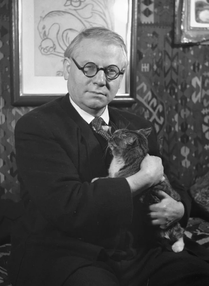 Йозеф Лада со своим котом. Снимок 1947 года.