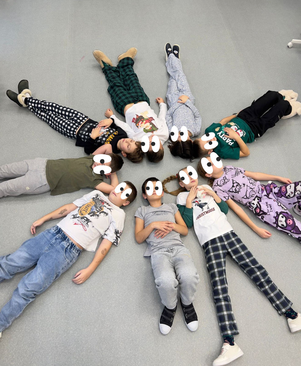 Фото с пижамной вечеринки (лица других детей закрыты)