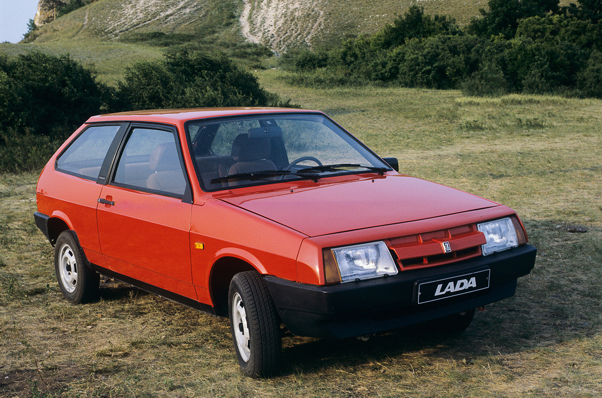    Семейство автомобилей, получившее общее имя LADA Samara или «Лада Спутник» , имело узнаваемую форму кузова с большими углами наклона переднего и заднего стекол.   
Lada