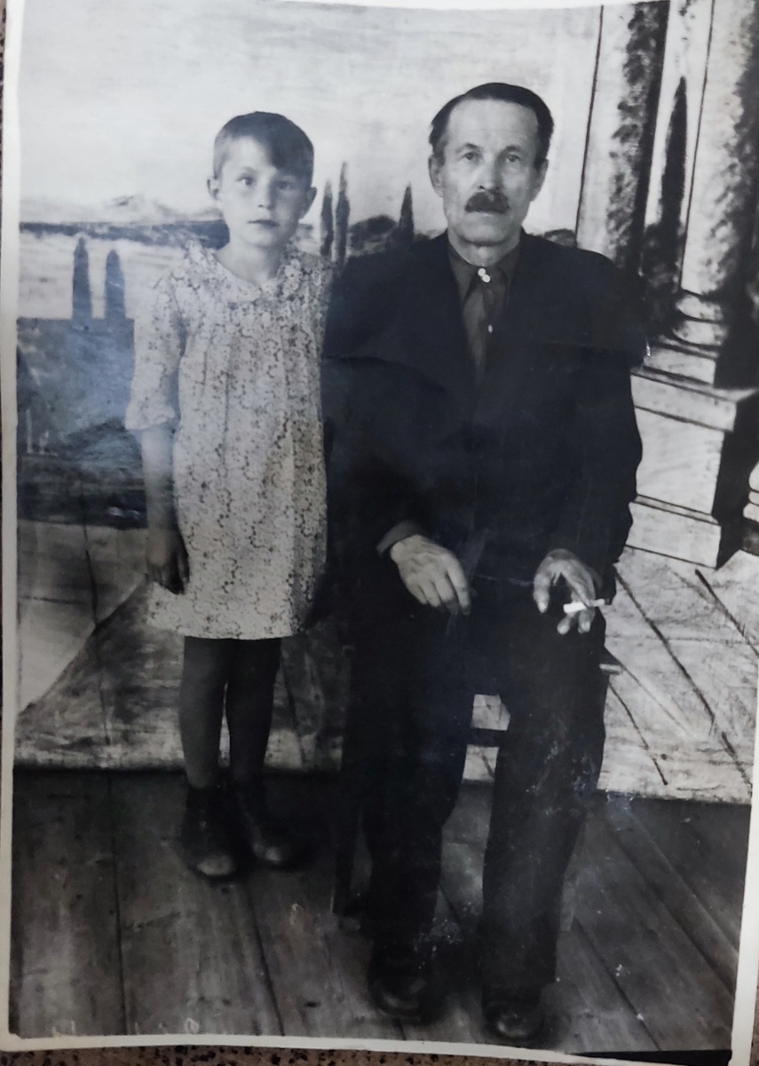 Мама со своим папой, Ивановым Антоном Андреевичем.