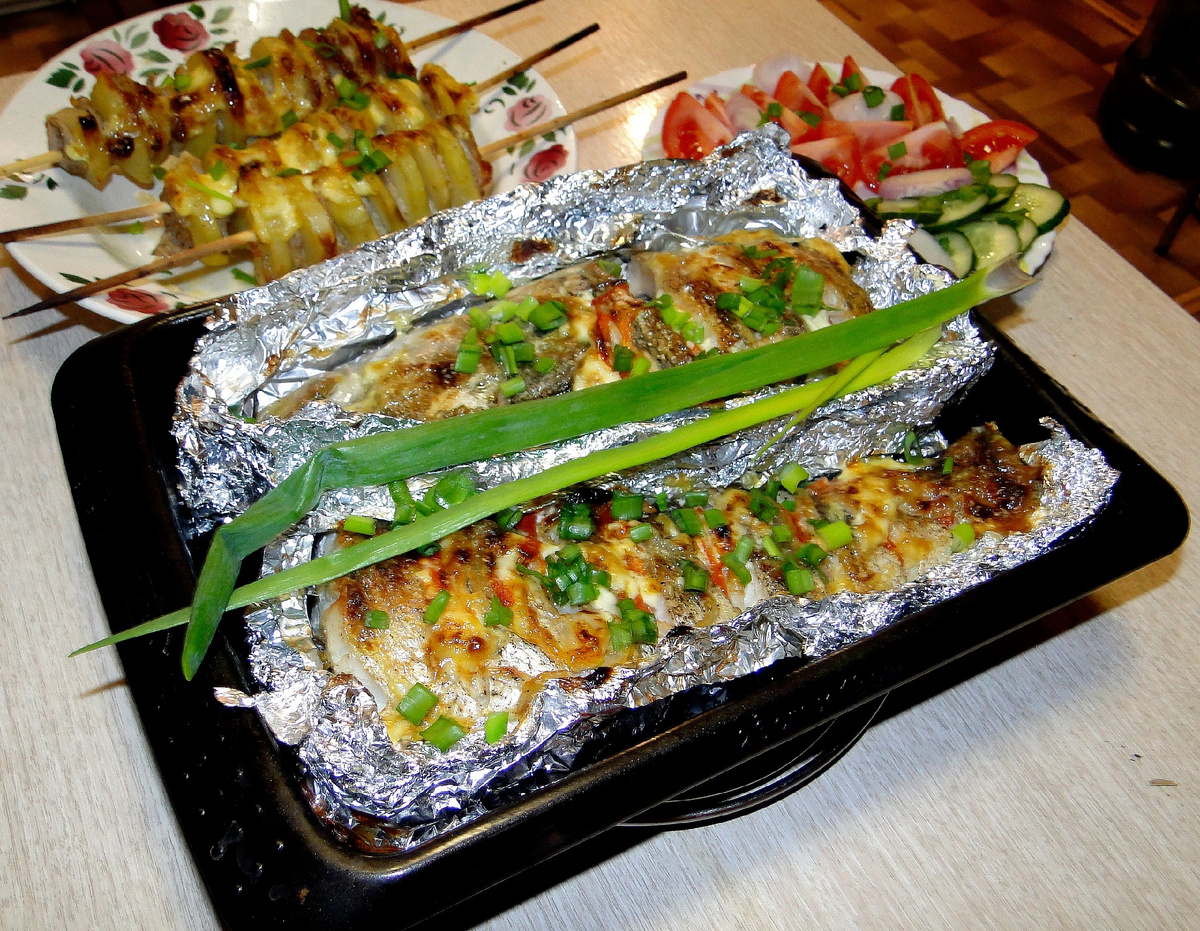 В этот раз в качестве гарнира к судаку в фольге сделал картошку с беконом на шпажках. Ничего так получилось, если говорить откровенно )))