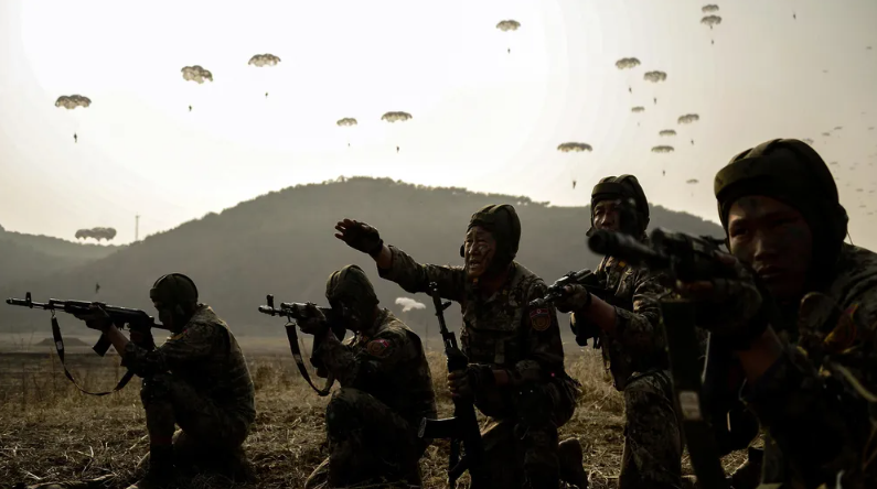 Северокорейские солдаты во время учений 16 марта 2024 г. Северокорейские войска сражаются вместе с Россией в войне на Украине [якобы — прим. «М. П.»] © KCNA/Reuters