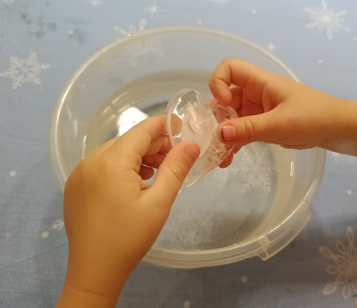 Если заранее заморозить воду в фигурных формочках, занятие станет еще веселее