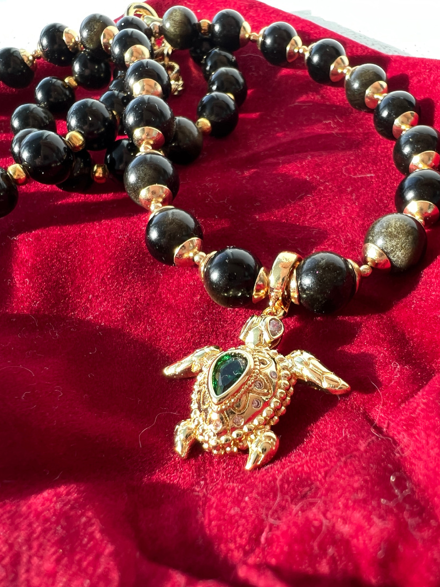⚜️КОЛЬЕ ИЗ ЗОЛОТИСТОГО ОБСИДИАНА⚜️

Это колье делалось для моей роднули, моей 💚крёстной. 

🌞Камень - золотистый обсидиан
🌞Подвеска «черепаха» 🐢  съёмная с зелёным фианитом

🔘Обсидиан - это минерал, который работает с нашими страхами и перетрансформирует их, усиливает волю к жизни, очищает от накопленного негатива и защищает своего владельца. ⭐️Даёт состояние безопасности, веры в себя и в собственные силы. Именно эта разновидность обсидиана работает на физике с жкт. 

🔘Черепаха - классический символ здоровья и долголетия. 

#подборкамнейподатерождения
#подборкамней 
#обсидиан