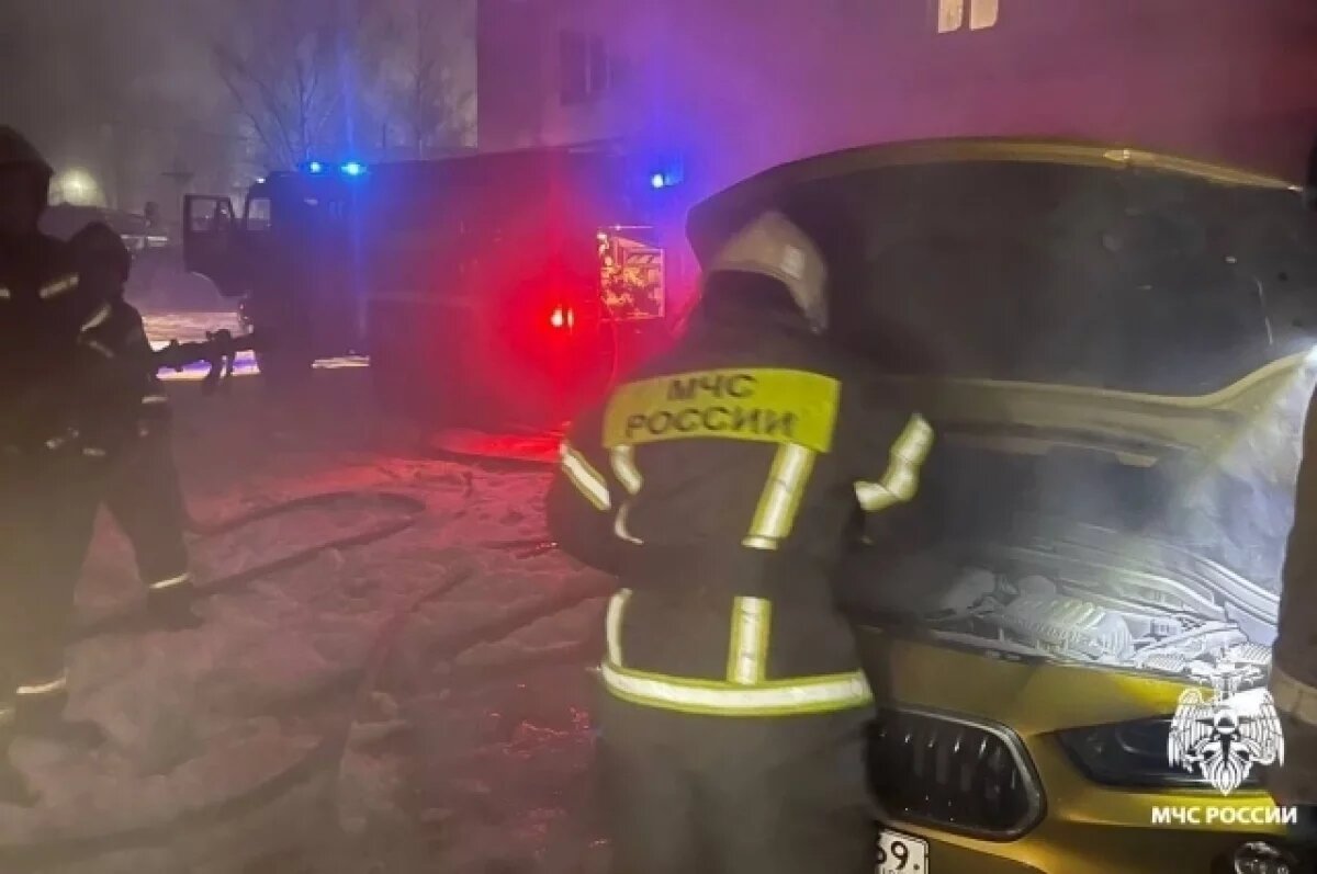    В центре Нелидово Тверской области на улице загорелся «Мерседес»