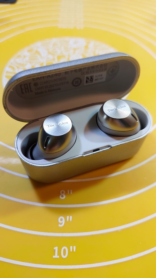 TECHNICS EAH-AZ40 - беспроводные наушники, не берут зарядку.