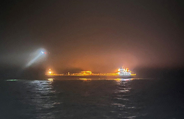    Нефтяной танкер Eagle S у берегов Финляндии.Finnish Border Guard/Reuters