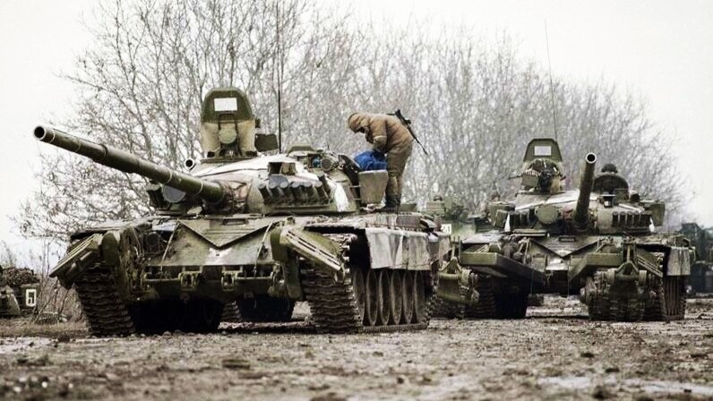 Танки Т-72А 131-й ОМСБР на шоссе Владикавказ-Грозный,  декабрь 1994. Машины имеют стандартную защитную окраску с опознавательными полосами на ВЛД корпуса и крыше башни.   В левом углу виден фрагмент башни танка Т-72А с тактическим знаком бригады ( квадрат в прямоугольнике).                                                                                                                                           Фото: ИТАР-ТАСС.