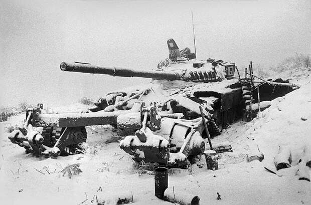Т-72А 9 ОТБ на перевале через Терский хребет. На башенном ящике ЗИП виден тактический знак бригады.                                                                                                 Фото: ИТАР- ТАСС.