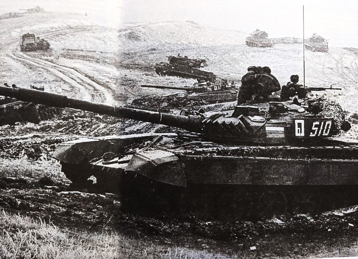 На переднем плане- Т-72А  ( б/н 510) ; вдалеке видны БМ ЗРПК "Тунгуска". На части танков бригады использовались передние резинотканевые откидные щитки надгусеничных полок , характерные для Т-72 более поздних выпусков.