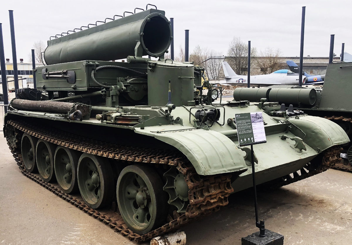 Бронированный гусеничный тягач БТС-4.