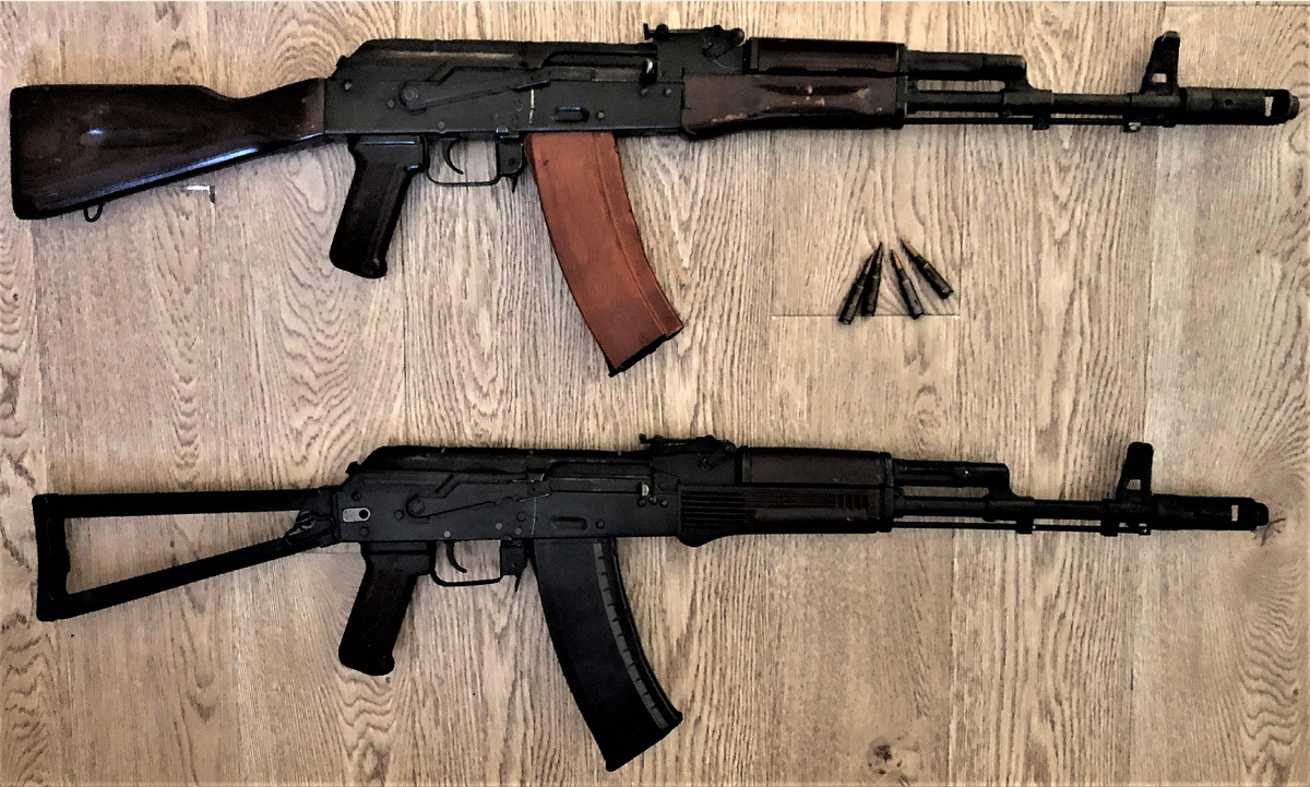 5,45*39мм автоматы Калашникова АК-74 ( вверху) и АКС-74.                                                                          