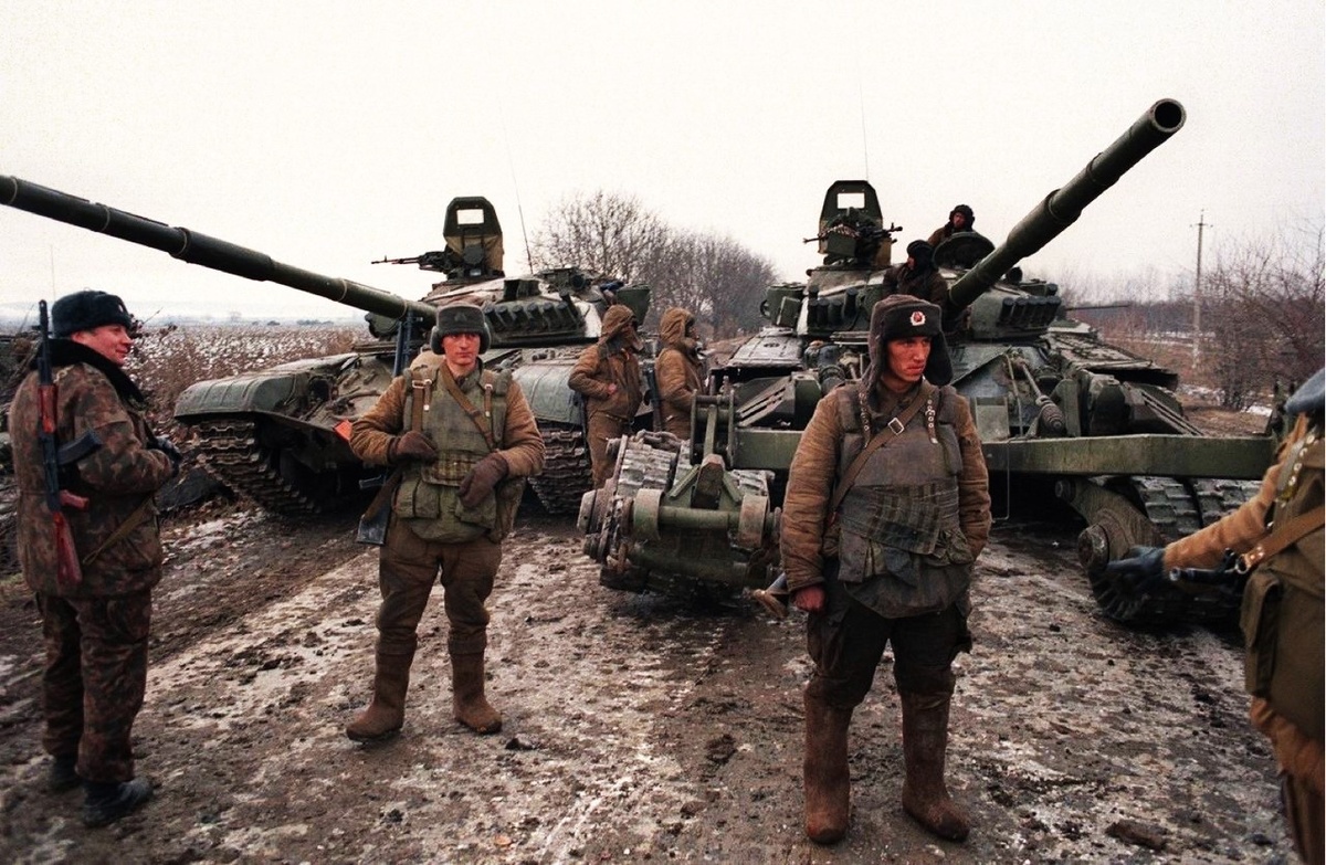 Бойцы 131 ОМСБр на подступах к Грозному. Боец справа вооружен ручным противотанковым гранатометом РПГ-7В; слева- 5,45*39мм ручным пулеметом РПК-74. Офицер в левом углу с 5,45*39мм автоматом АК-74 , на мой взгляд , внешне напоминает командира бригады полковника Савина. Боец в правом углу вооружен автоматом АКС-74У.
