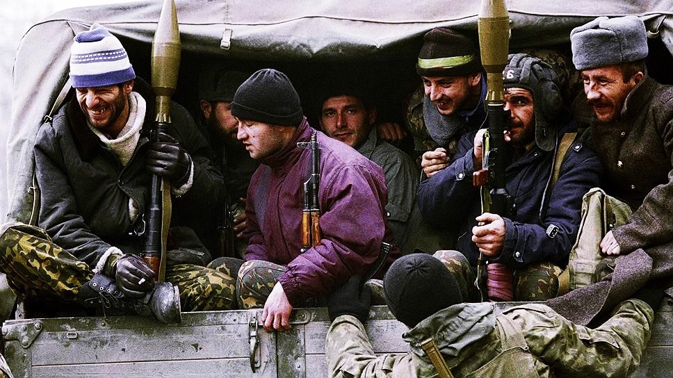 Боевики НВФ с РПГ-7В и выстрелами ПГ-7ВЛ. Последние имеют бронепробиваемость 500 мм катаной брони по нормали- как раз такую противокумулятивную стойкость обеспечивают лобовые детали корпуса и башни Т-72А.