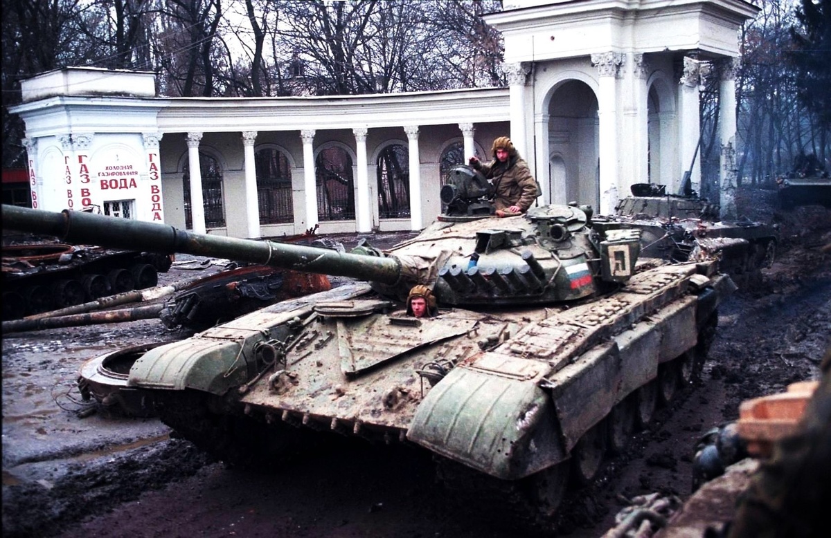 Уцелевший Т-72А Майкопской Бригады после окончания боев . Район Парка культуры и отдыха. Грозный, январь 1995 года.