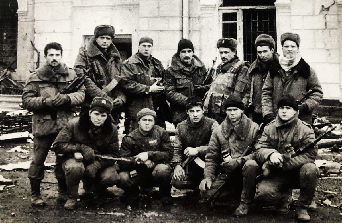 Бойцы 131 ОМСБР возле здания ЖД- вокзала после  окончания боев.                                                      Фото: Александр Максимов