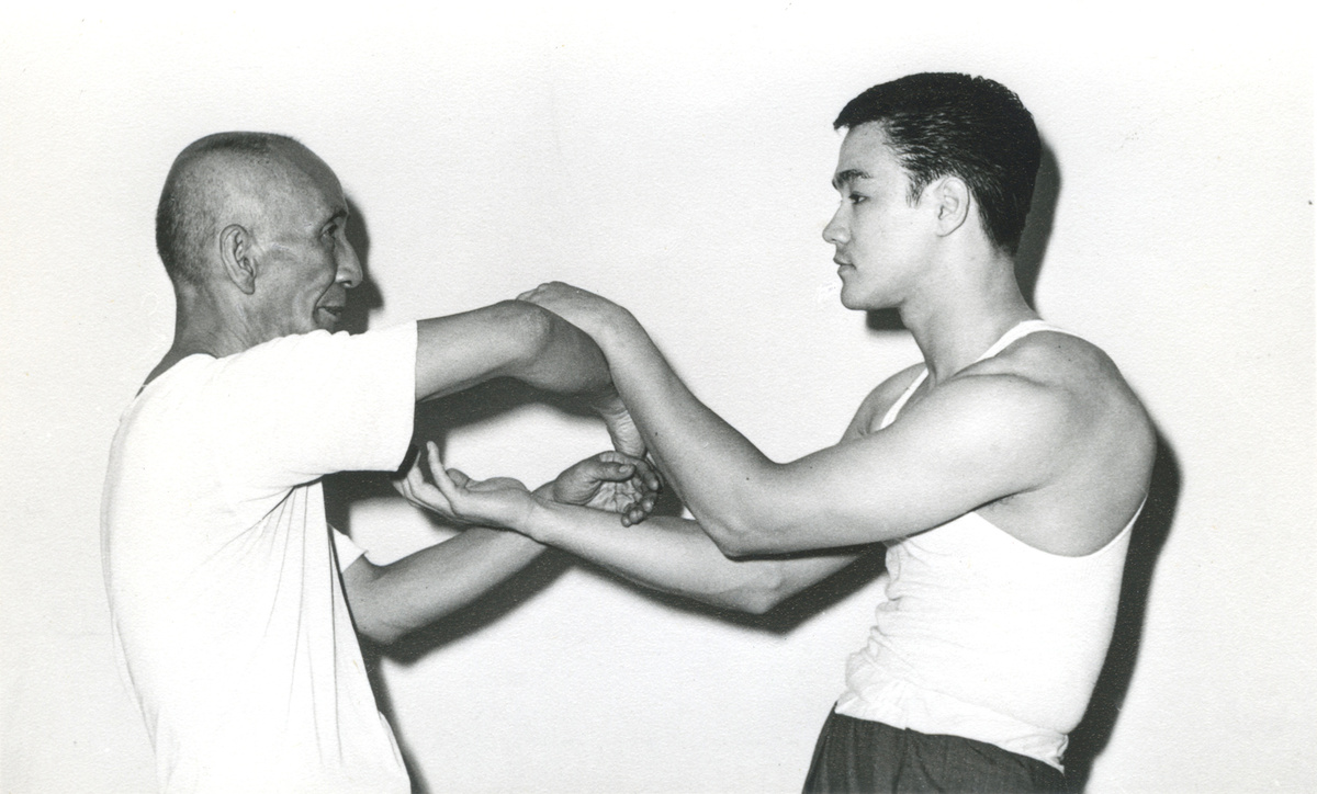 На фото мастер Ип Ман слева и Брюс Ли справа