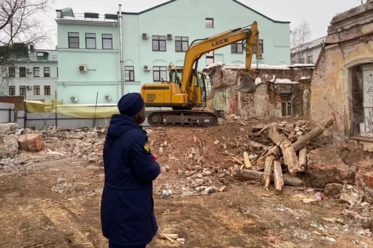    На место сноса дома в центре Твери выехал прокурор, техника задержана