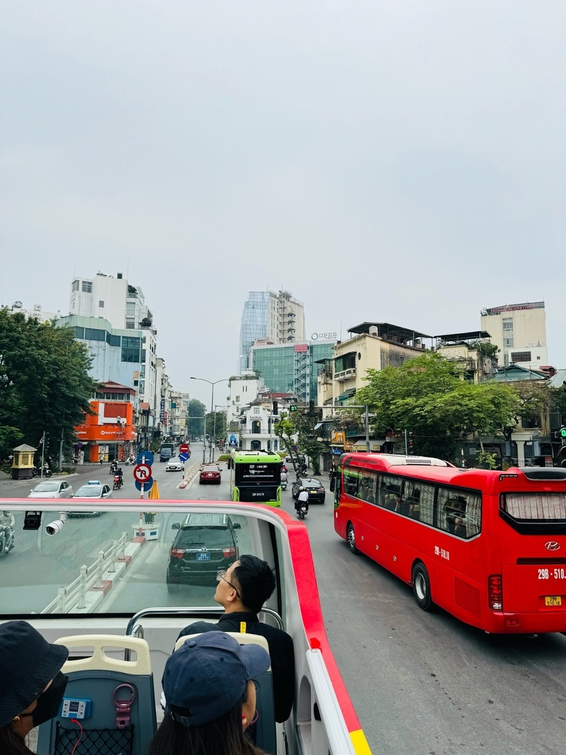 По столице Вьетнама курсирует экскурсионный красный автобус