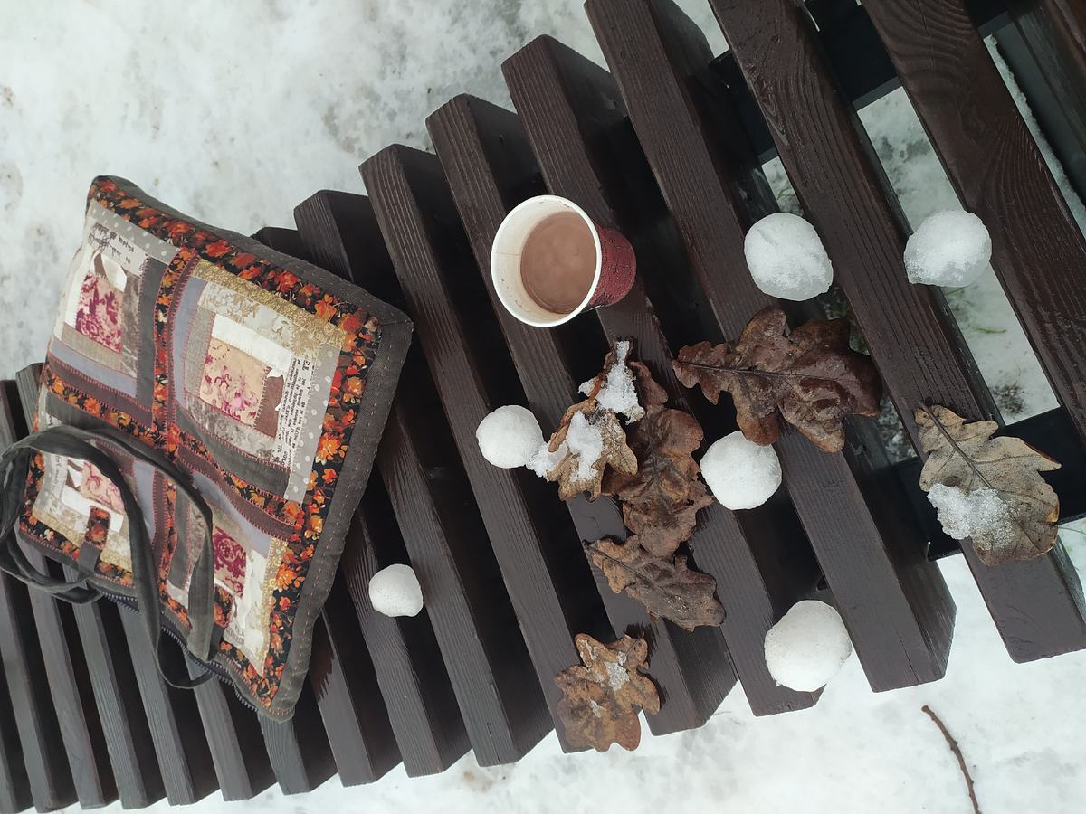 Метафора моего расследования: кофе, череда дней, снежки событий, листва заметок и, разумеется, лоскутный «кармашек счастья»