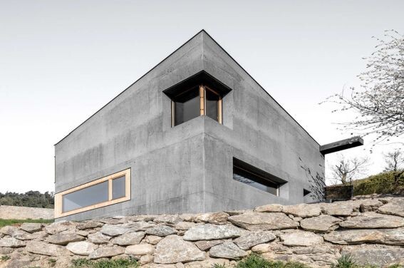 Бетонный дом с плоской бетонной крышейи на плоском бетонном фундаменте