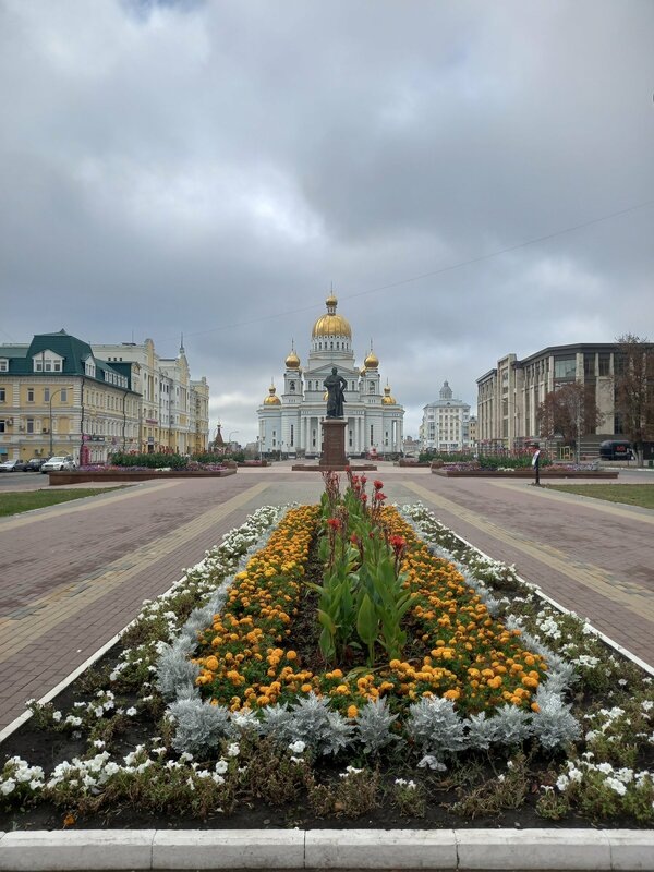 Соборная площадь с памятником Ушакову. 