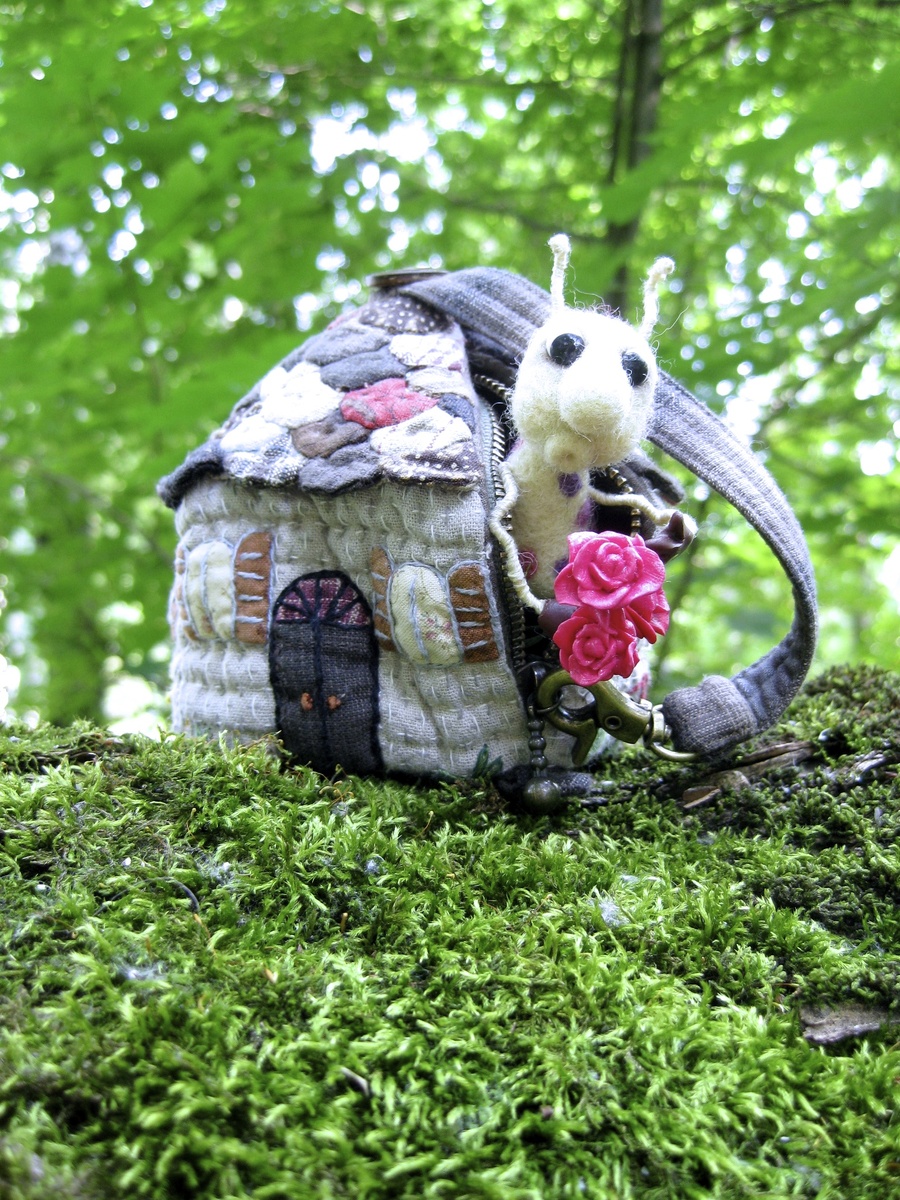 Моя работа ) Кошелек - косметичка (японский пэчворк) и жучок с розами (сухое валяние)