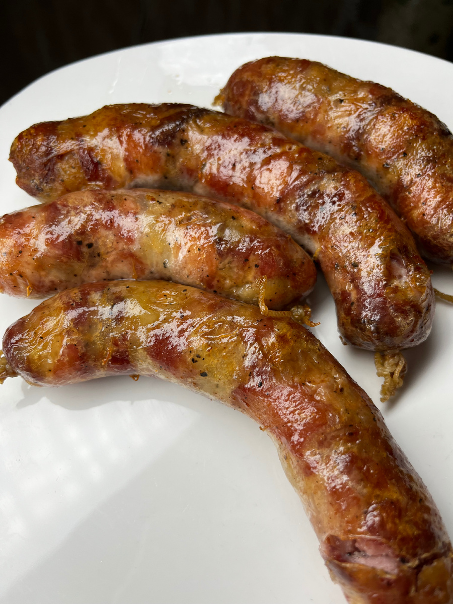 Если уж я берусь за домашнюю колбасу из свинины, то делаю сразу много. Большая часть идет на заморозку, после остается только доставать колбаски по желанию и быстренько отваривать - очень удобно, часть варится тут же, на пробу. Ну и несколько колбас обязательно вешаю на сушку. Рецепт моей мамы, который перешел от бабушки, эти колбаски делаются в нашей семье уже давно и с неизменным успехом.