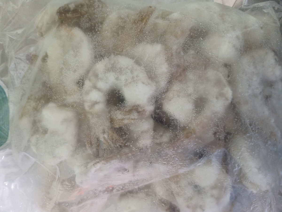 Мои нефотегиничные креветки. Серые, потому что не подвергались термической обработке.