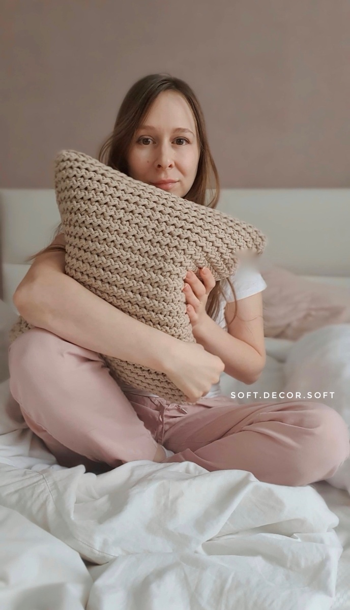 Одна из тех самых лучших жен, которая молчит, считая петли, со своей вязаной подушкой))) Правда, фото здесь мое неновое, 4-х летней давности. 