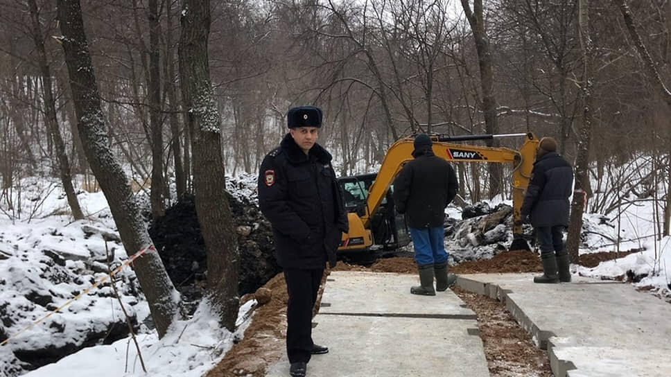 Следователи УМВД выясняют, сколько загрязненной земли и куда вывез субподрядчик .📷Фото: Ирина Тараева