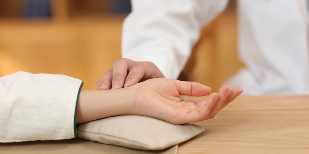 Сначала нужно посетить семейного доктора. Фото: Getty Images