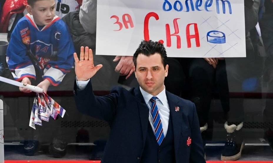   Главный тренер СКА Роман Ротенберг поздравил всех с наступающим 2025 годом. Фото: ВК ХК СКА