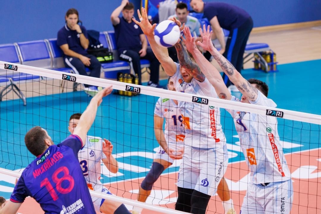    Сегодня за Кубок России поспорят волейболисты московского "Динамо" (в светлой форме) и казанского "Зенита". / Пресс-служба ВФВ