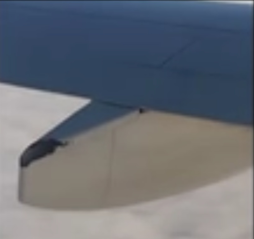 Пробоина в хвостовой части обтекателя направляющих закрылка. Основная фукция обтекателя - защита от атмосферного воздействия (обледеневшие направляющие могут заблокировать выпуск закрылка). Соответственно, обтекатель не несет  существенной нагрузки и выполнен из относительно тонкого полимер-композита, в связи с чем, пробоина  характерна для относительно хрупкой охлажденной пластиковой детали, поврежденной элементом шрапнели с относительно низкой скоростью движения, из точки, расположенной выше по полету (об этом, подробнее, в статье).