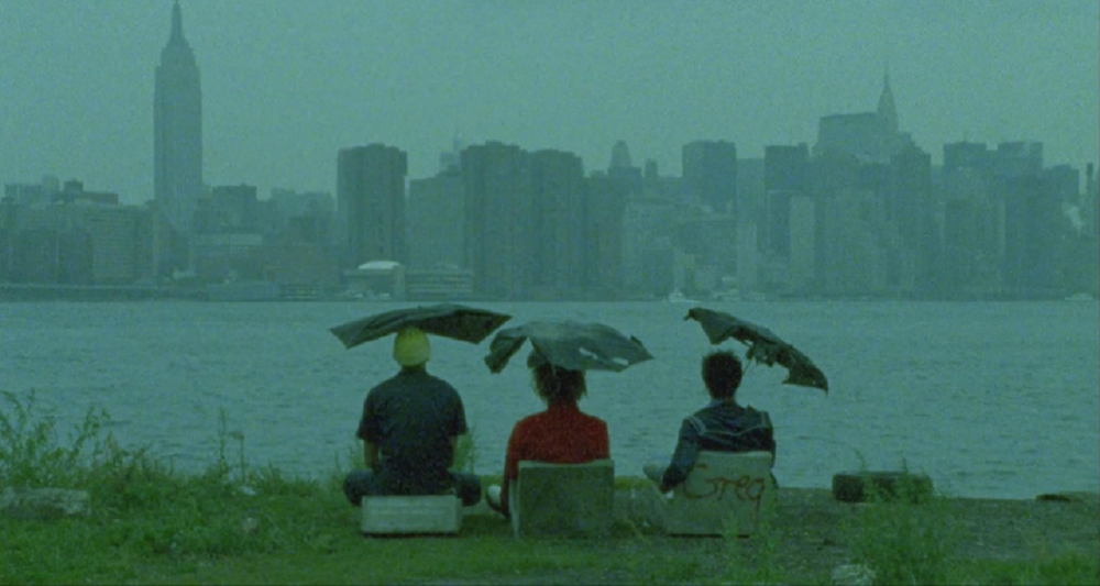 Кадр из фильма "Риск" (2005): подростки нашли эти зонтики на свалке