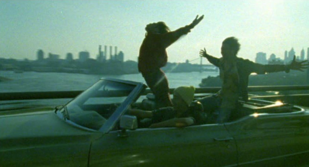 Кадр из фильма "Риск" (2005): подростки катаются на угнанном автомобиле