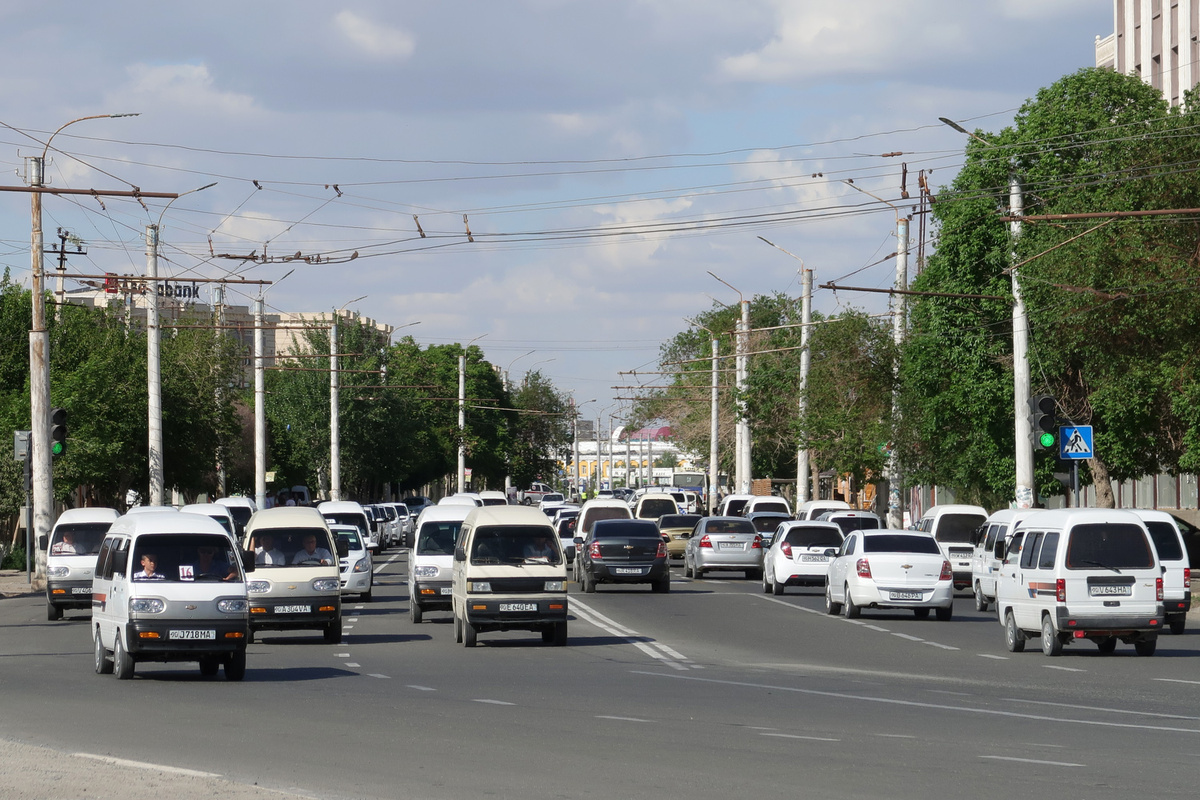 Такой "Дамасовый рай" полностью охватил Узбекистан. Эти машинки используют и на маршрутных перевозках. На фото город Ургенч.