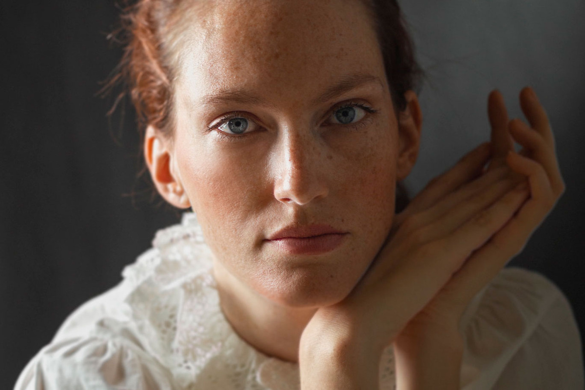 Обратите внимание на разницу между внимательным взглядом и неприкрытым любопытством