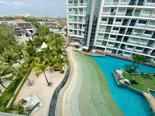 В Laguna beach resort 1 есть собственный пляж с настоящим песком и пальмами 