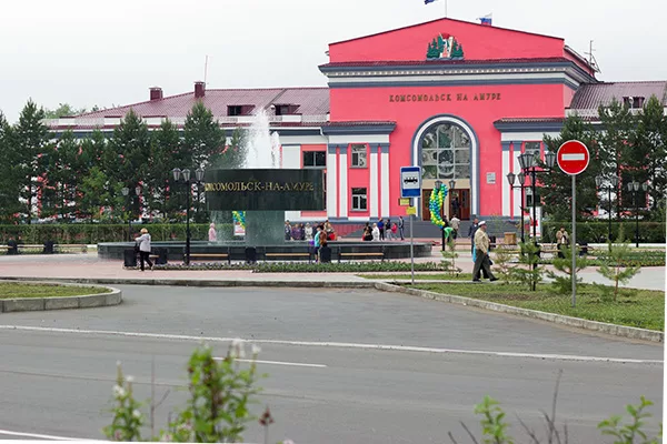Комсомольск-на-Амуре. Вокзал. Фото с сайта https://urovenkna.ru/news/adaptatsiya_zhd_vokzala_v_komsomolske/. Взято с Яндекс.Картинки