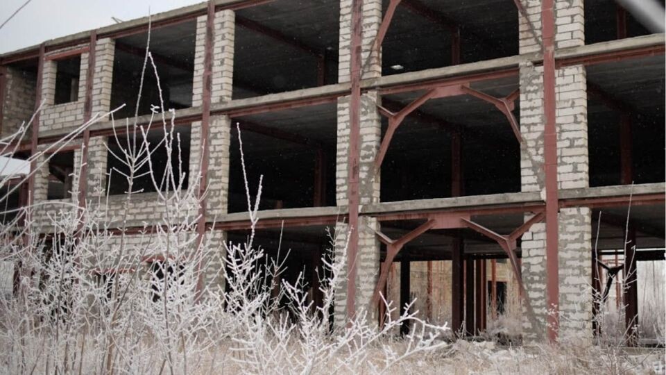    Ледовый долгострой на пр. Сибирском, 52 . Источник: Фото: Анна Меньшикова