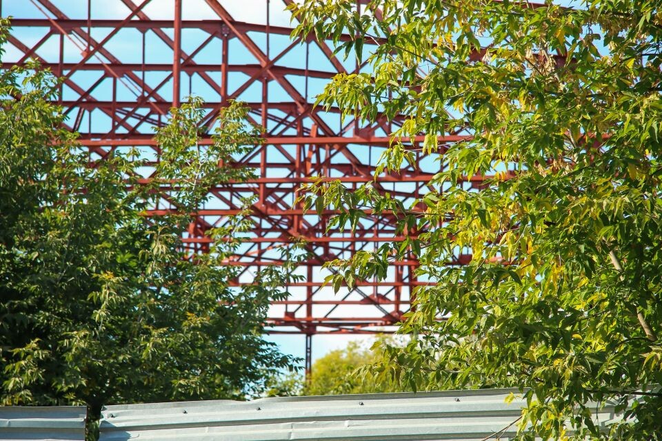    Недостроенный ледовый дворец на проспекте Сибирском, 52. Сентябрь 2023 года. Источник: Виталий Барабаш