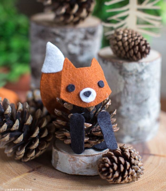    Зверюшки из шишек   
Источник: «Lia Griffith’s»