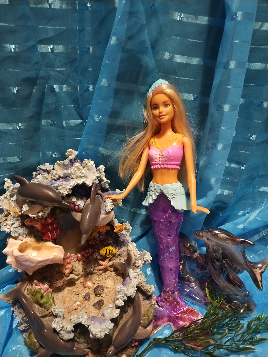 Русалочка на дне морском