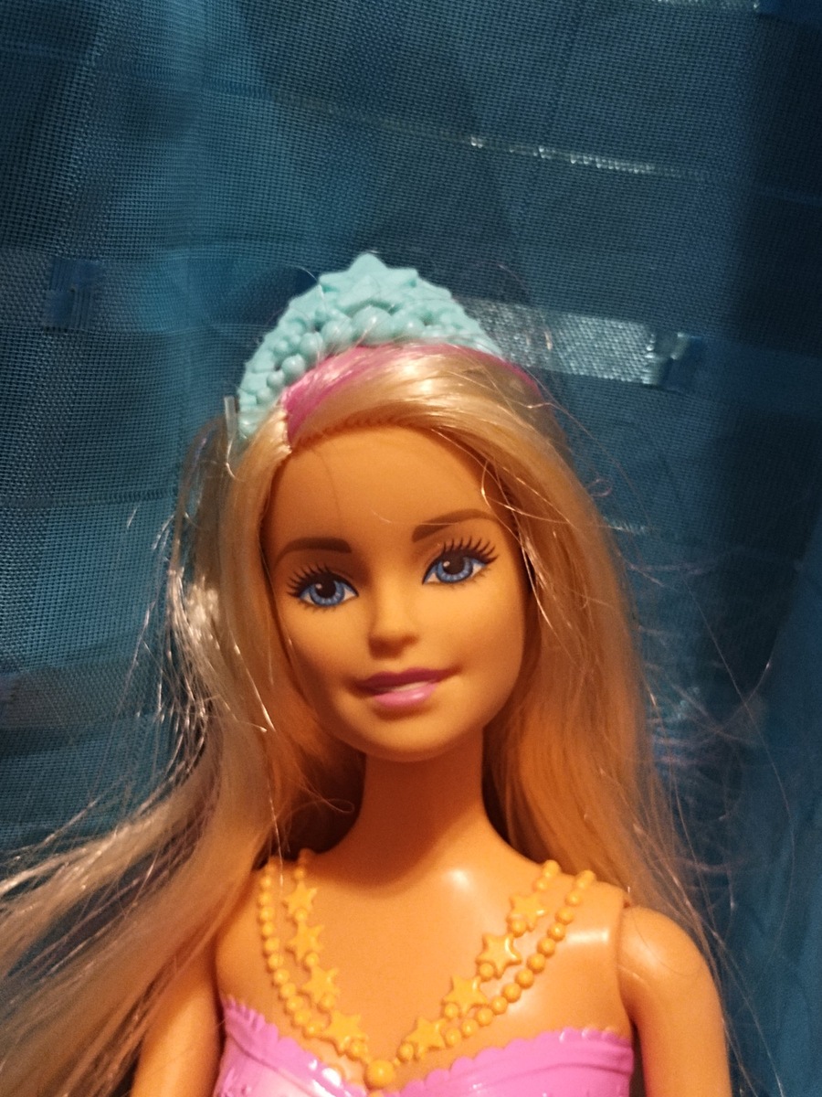 У нее очень милое доброе лицо, как и положено Русалочке, и даже корона на голове