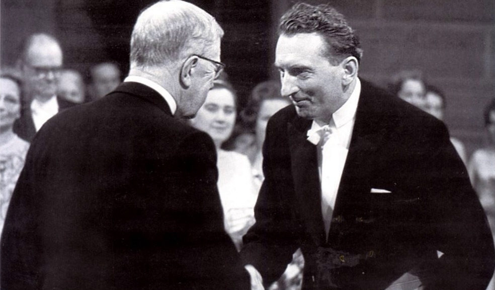 Король Швеции Густав VI Адольф вручает диплом нобелевского лауреата и медаль А. М. Прохорову, 1964 год